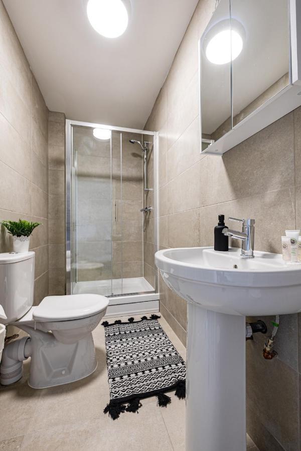 Top Floor Apartment With Private Balcony In Stockport Centre By Hass Haus Buitenkant foto