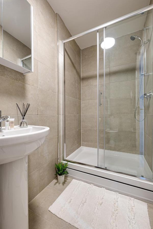 Top Floor Apartment With Private Balcony In Stockport Centre By Hass Haus Buitenkant foto