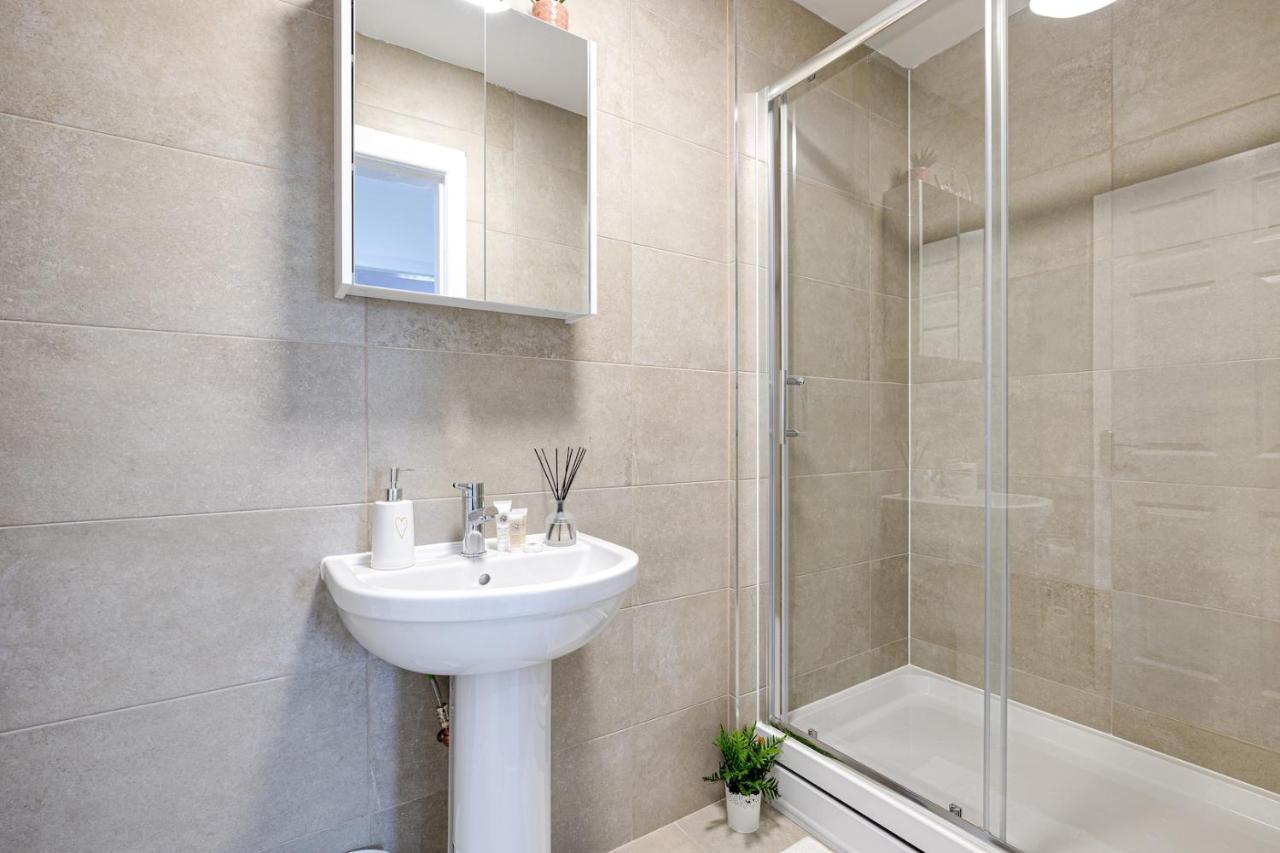 Top Floor Apartment With Private Balcony In Stockport Centre By Hass Haus Buitenkant foto