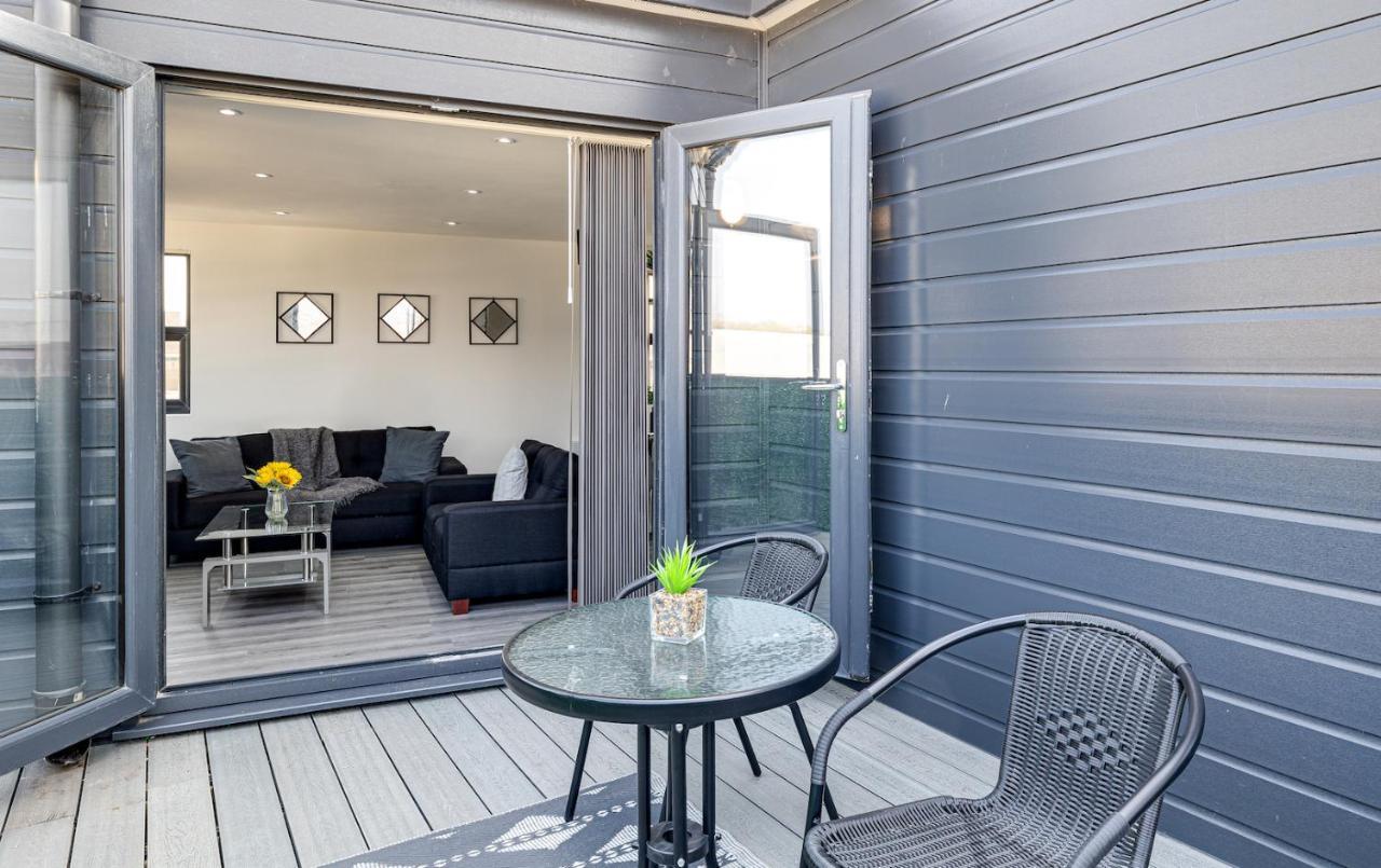 Top Floor Apartment With Private Balcony In Stockport Centre By Hass Haus Buitenkant foto